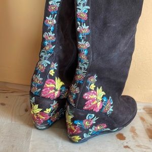 Incredible condition, gorgeous brown suede and embroidery